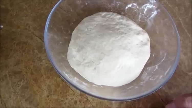 Prema receptu, da napravite bijeli kruh u pećnici, zamijesite tijesto