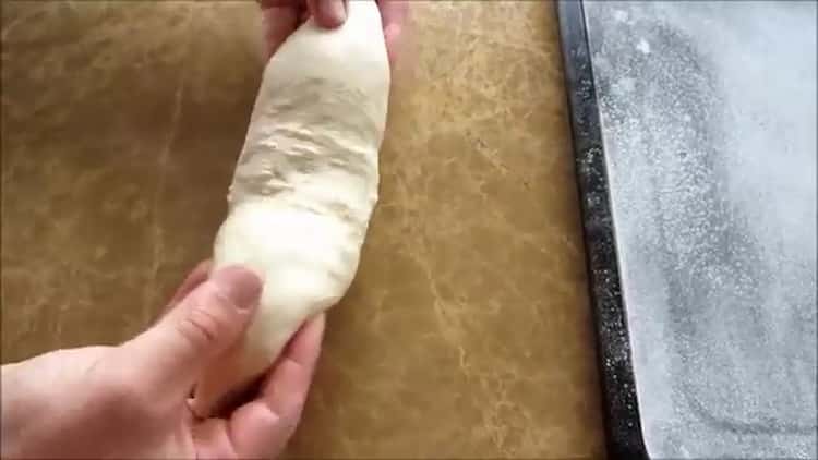 Selon la recette, pour préparer du pain blanc au four, préparez une plaque à pâtisserie