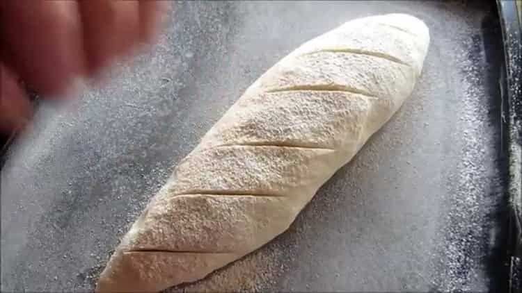 Prema receptu, kako biste napravili bijeli kruh u pećnici, režite tijesto