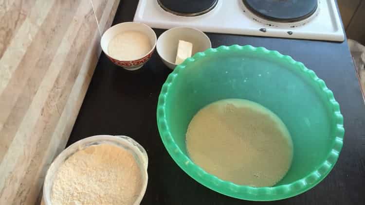 Nous fabriquons des petits pains au sucre selon une recette simple au four