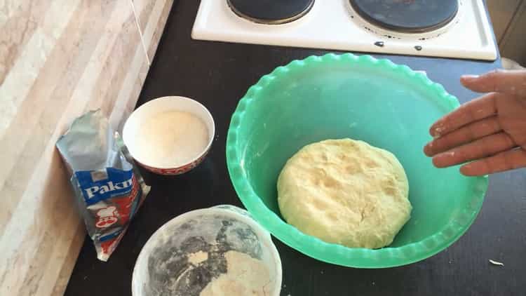 Pétrir la pâte pour faire des petits pains au sucre.