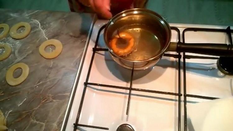 Para hacer rosquillas con un agujero, fríe las piezas de trabajo.