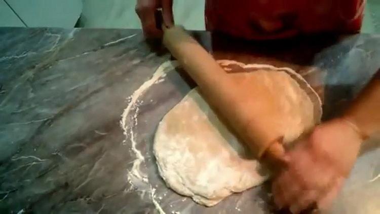 Pour faire des beignets avec un trou, déroulez la pâte
