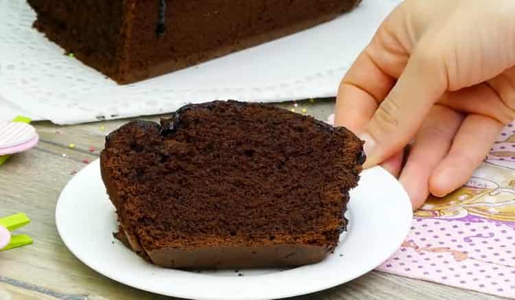 Delicioso muffin de chocolate al horno según una receta paso a paso con foto