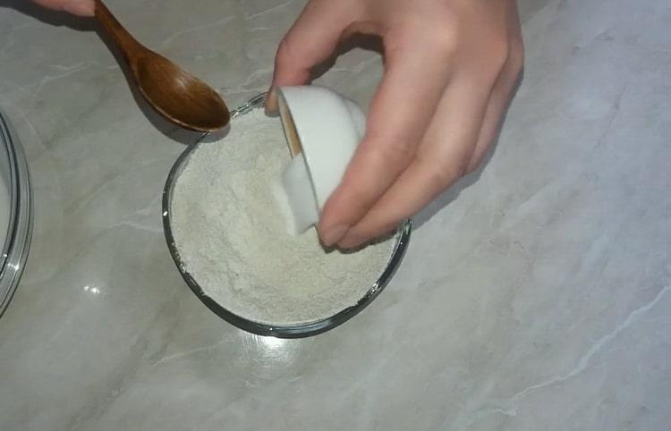 Para hacer pasteles de centeno, mezcle la harina con el refresco