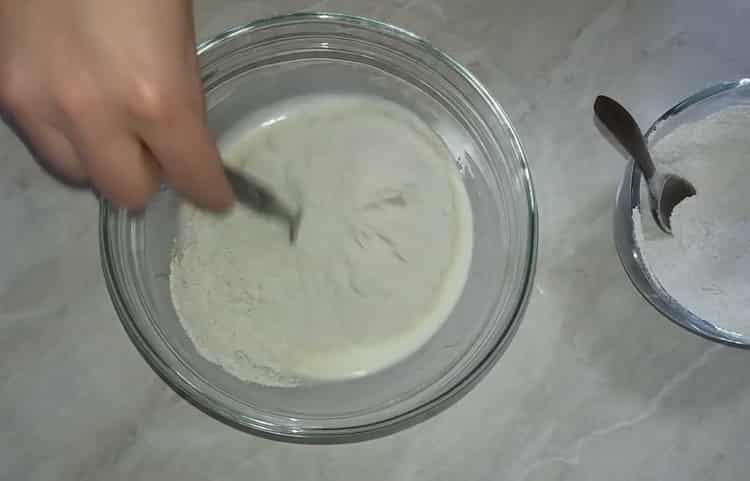 Para hacer pasteles de centeno, prepare los ingredientes.