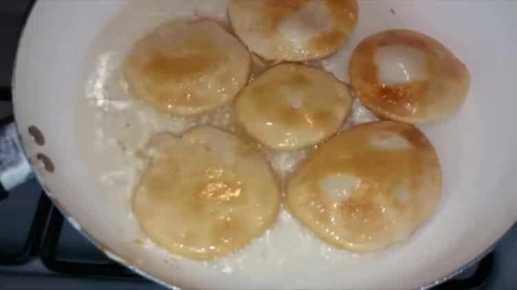 To make rice cakes, fry the dough