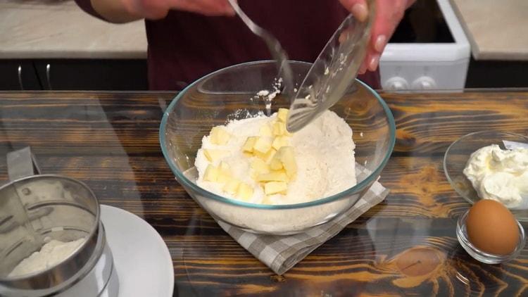 Tamiser la farine pour les bagels à la crème sure