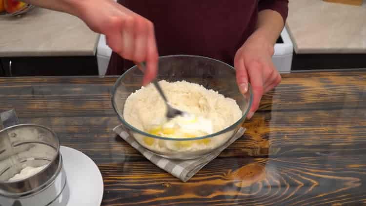 Da biste napravili bagele na kiselom vrhnju, dodajte kiselo vrhnje