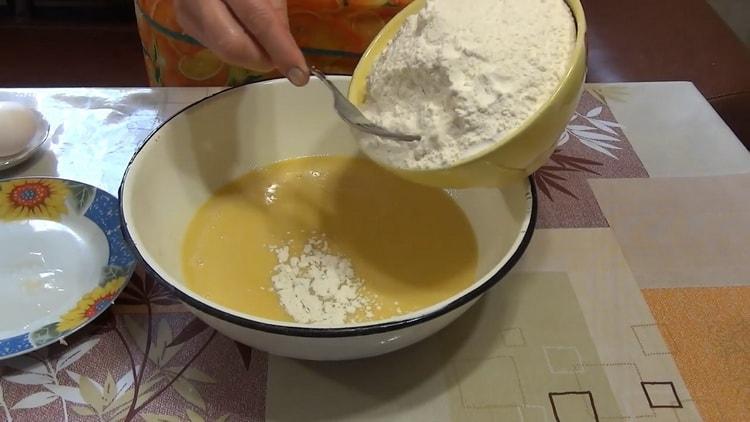 Tamiser la farine pour faire des bagels avec de la confiture