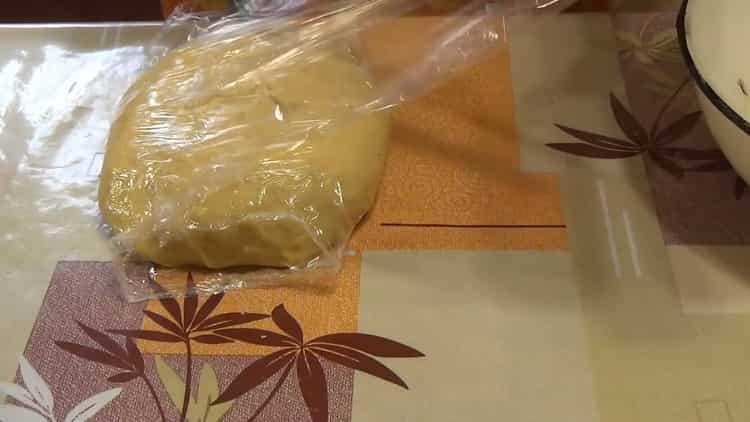 Para hacer bagels con mermelada, envuelva la masa en una bolsa