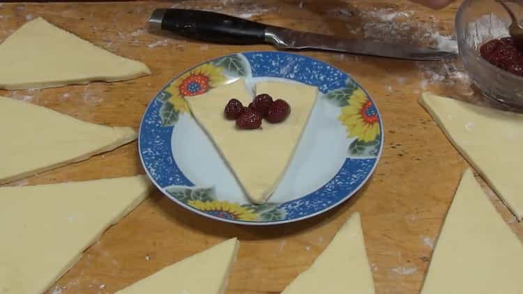 To make bagels with jam, put the filling on the dough