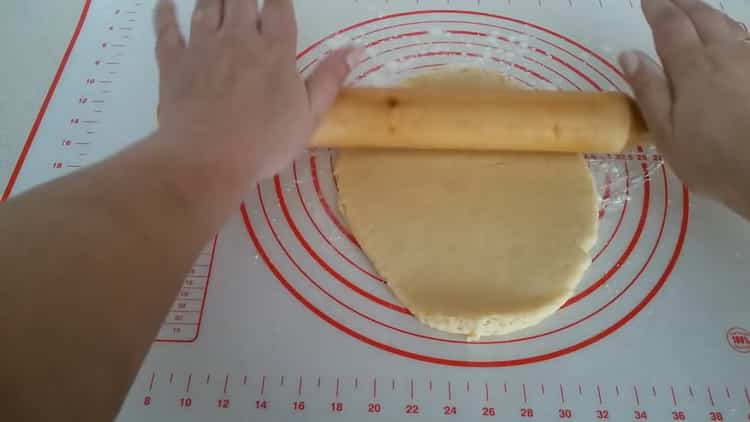 Razvaljajte tijesto da napravite bagele sa kondenziranim mlijekom
