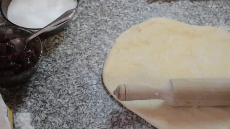 Rouler la pâte pour faire des bagels