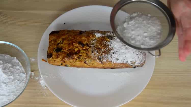 Pour faire un gâteau de Noël, saupoudrer de sucre en poudre