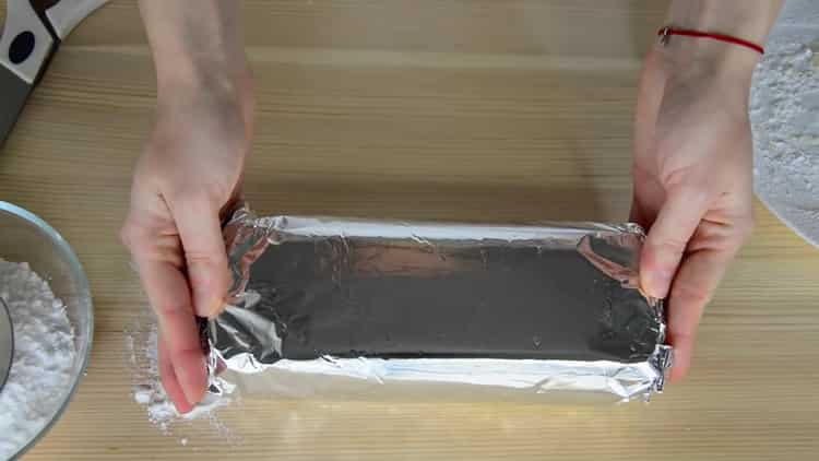 To make a Christmas cake, wrap the dough in foil