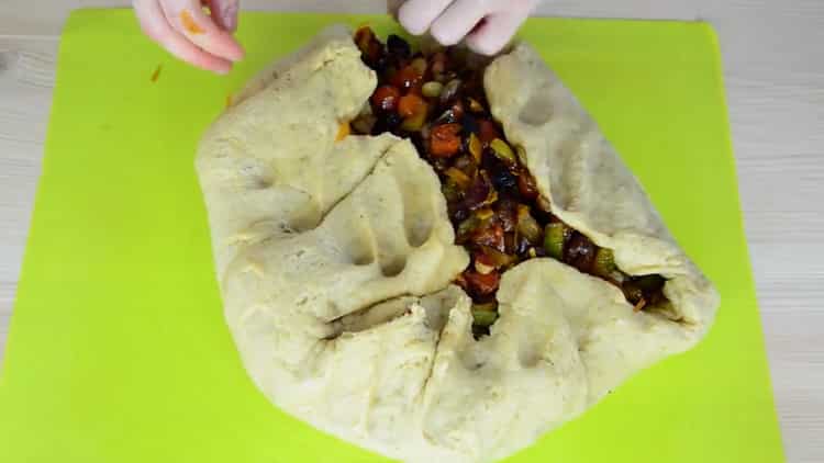 To make a Christmas cake, add candied fruit to the dough.