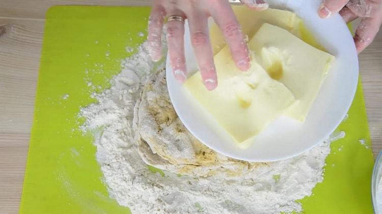 Ajouter du beurre pour faire un gâteau de Noël