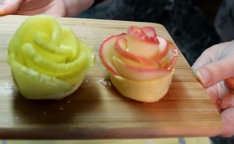 Rosetones de hojaldre con manzanas según una receta paso a paso con una foto