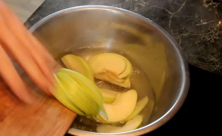 Pour faire des roses en pâte feuilletée, préparez du sirop