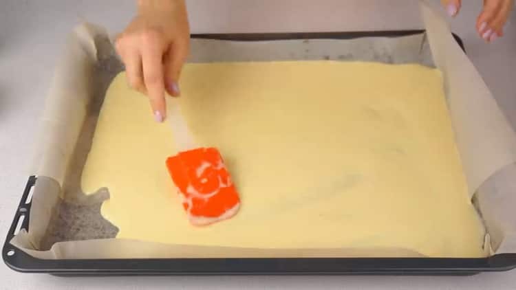 Pour faire un rouleau avec du poisson rouge, mettez la pâte sur du papier