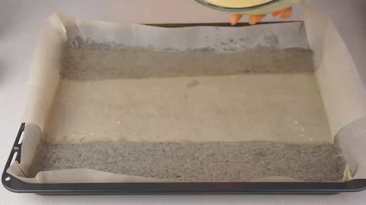 Pour faire un rouleau de poisson rouge, mettez du papier sur une plaque à pâtisserie