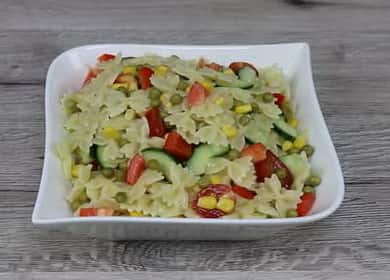 Ardoise savoureuse avec des pâtes et des légumes sans mayonnaise