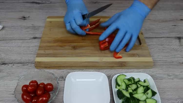 Cortar verduras para ensalada de pasta