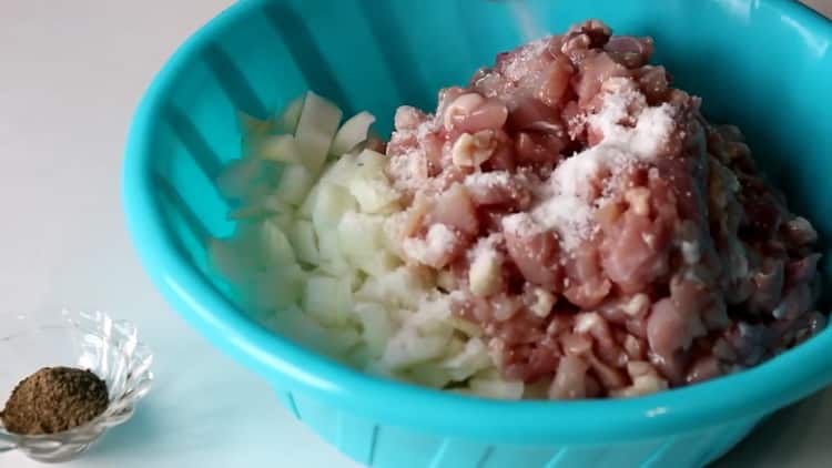 Pour faire cuire la samsa avec du poulet au four, faites cuire la viande hachée