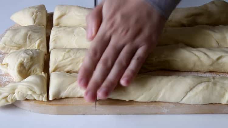 To make samsa with chicken in the oven, cut the dough