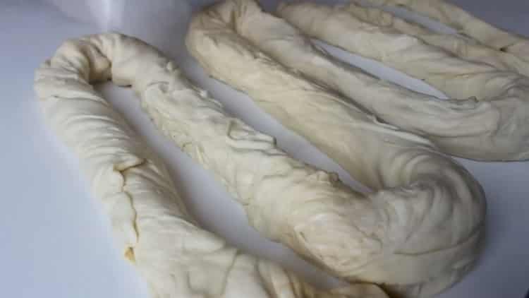 To make samsa with chicken in the oven, twist the dough