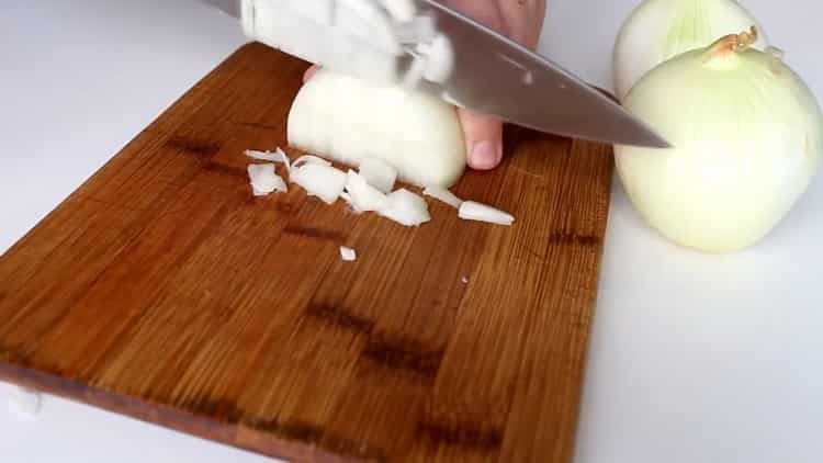 Para cocinar samsa con pollo en el horno, picar cebollas