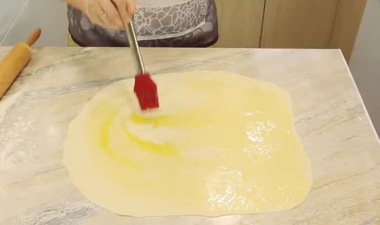 Para hacer samsa, engrasa la masa con mantequilla