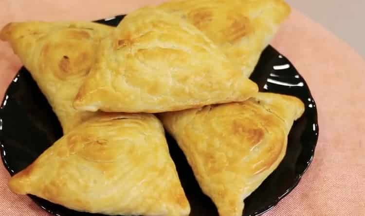 samsa mula sa puff pastry na may tinadtad na karne ay handa na