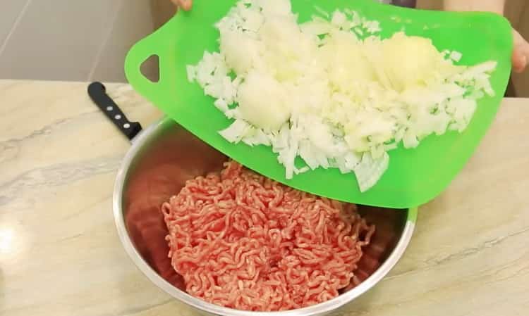 To mix samsa mix minced meat and onion