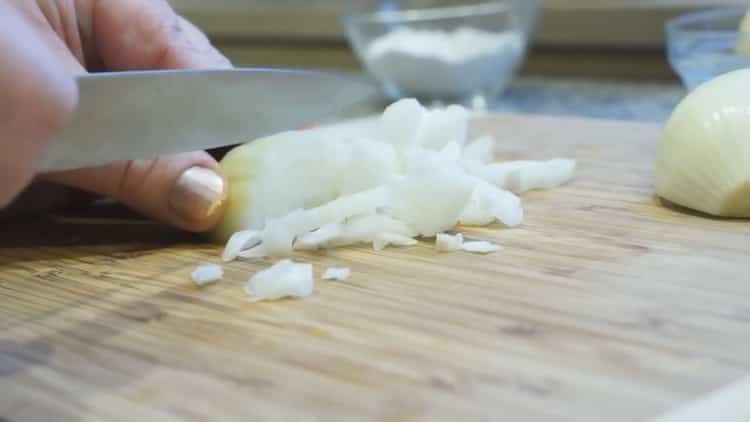 Pour cuisiner la samsa à la citrouille, hachez l'oignon