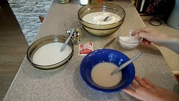 To make goiter bun dough, mix the ingredients.