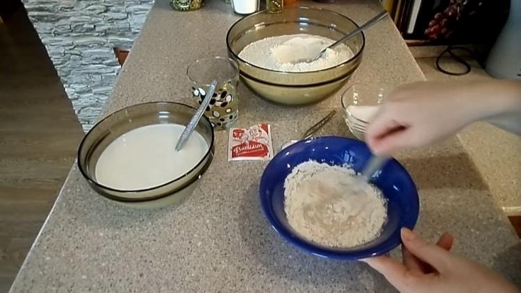 Pour faire de la pâte de goitre pour les petits pains, tamiser la farine