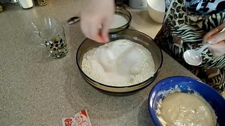 To make goiter dough for buns, knead the dough