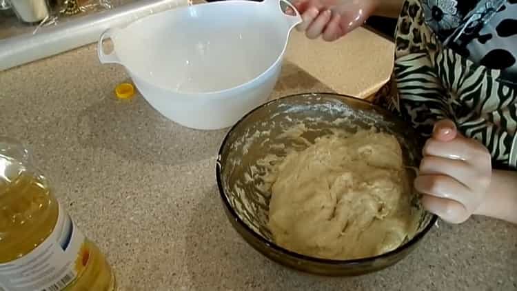 To make goiter dough for buns, knead the dough
