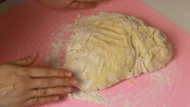 Pour faire des petits pains, pétrir la pâte