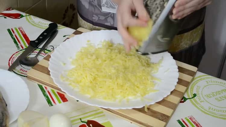 Para preparar arenque debajo de un abrigo de piel, prepare los ingredientes.