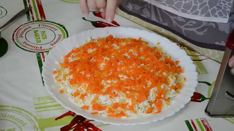 Para preparar arenque debajo de un abrigo de piel, rallar las zanahorias