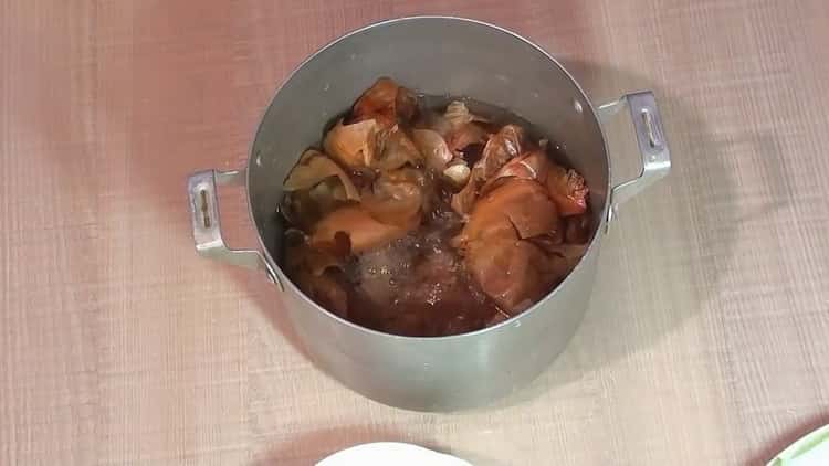 Para preparar la caballa en la cáscara de cebolla, prepare los ingredientes.