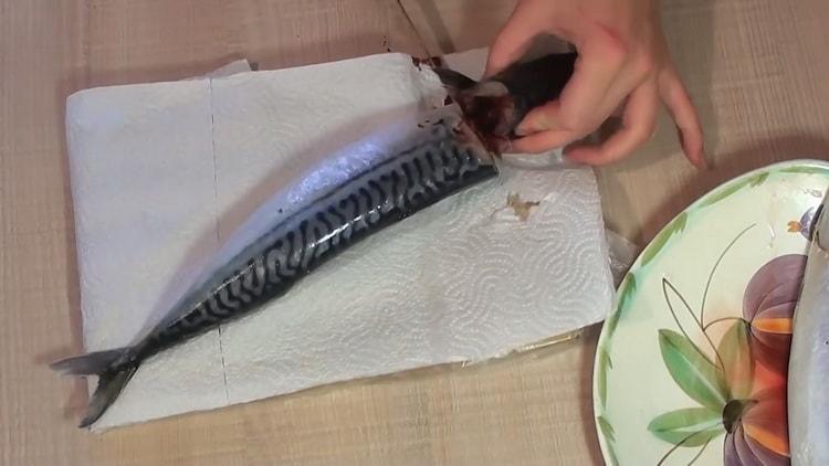 Pour faire cuire le maquereau dans la pelure d'oignon, couper le poisson