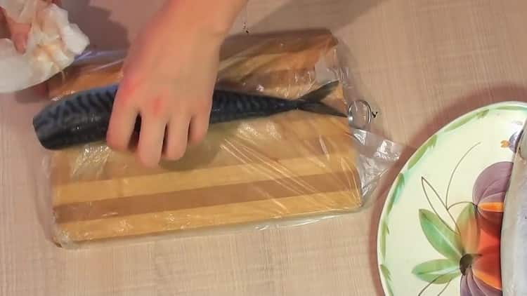 To cook mackerel in onion peel, blot fish