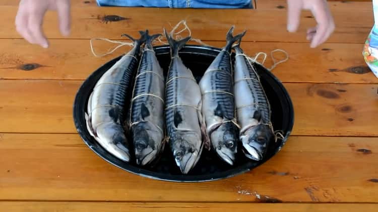 Prepare the ingredients for the smoked mackerel