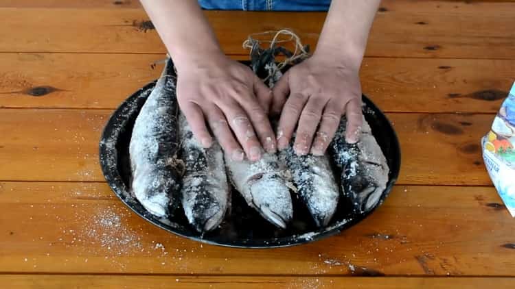 Upang makagawa ng mainit na pinausukang mackerel, maghanda ng asin