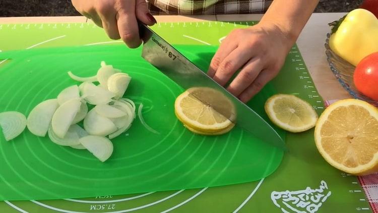 Para cocinar la caballa a la parrilla, corte el limón.