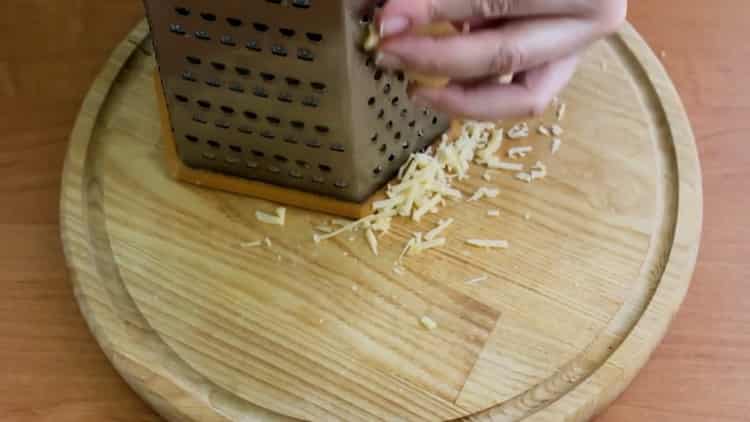 Za kuhanje skuše s povrćem u pećnici naribajte sir